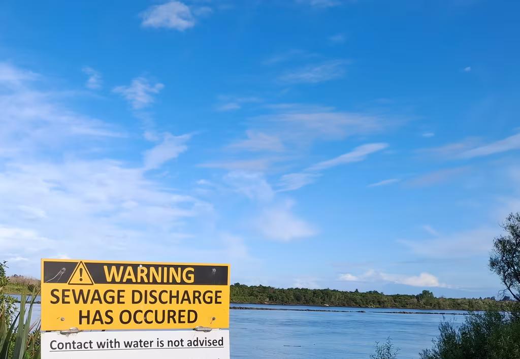 Sewage discharge warning sign at Buller River, Westport